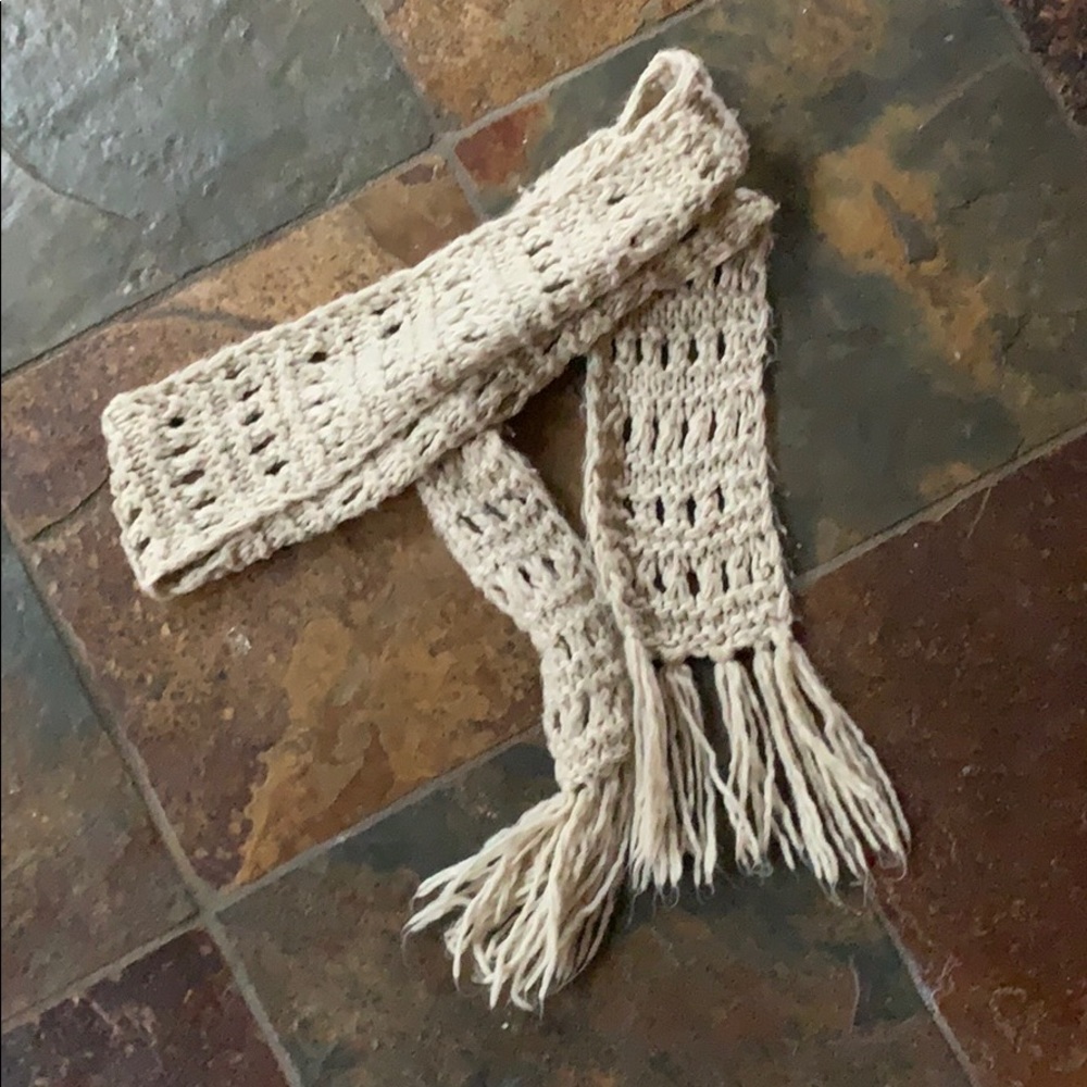 White knitted scarf
